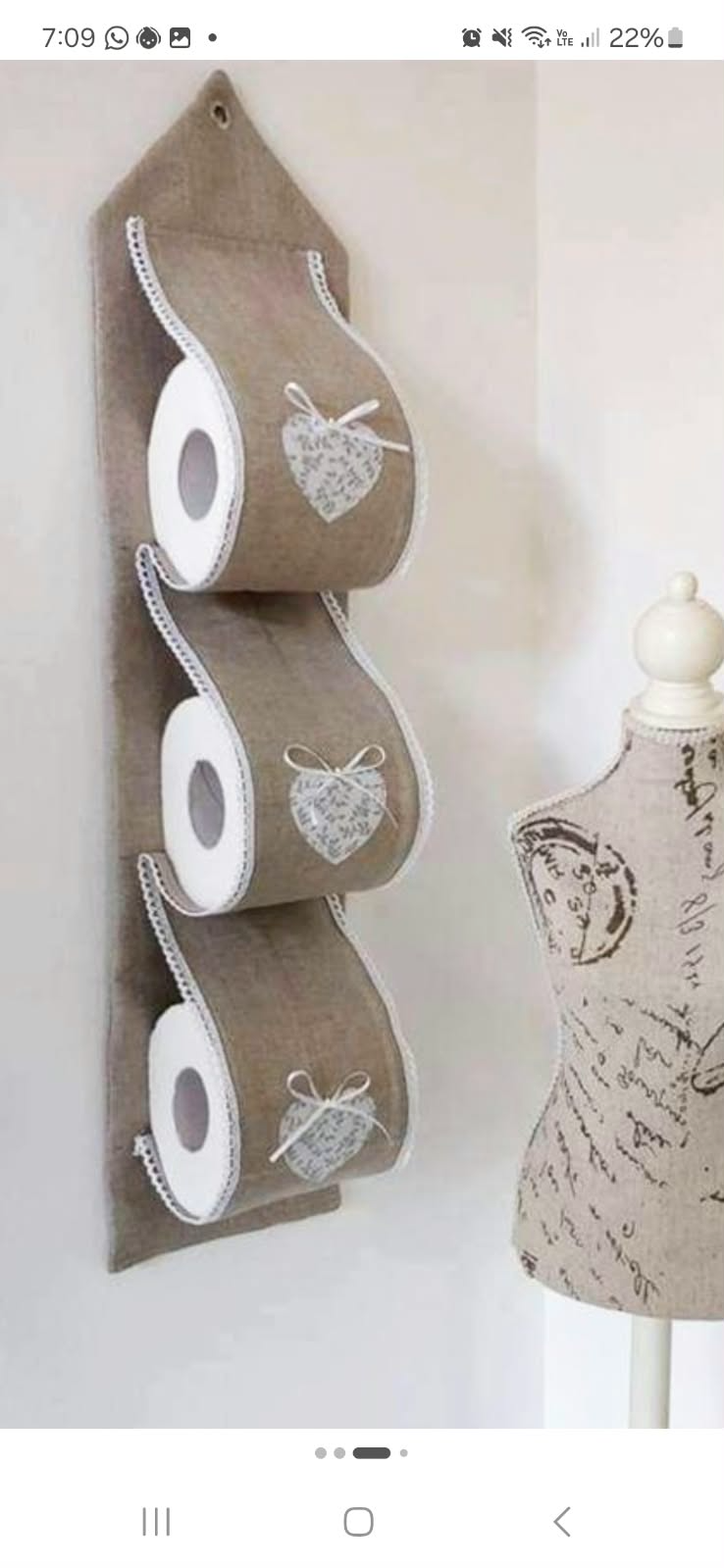 Porta rollos triple Floral Royal en tono beige con detalles decorativos